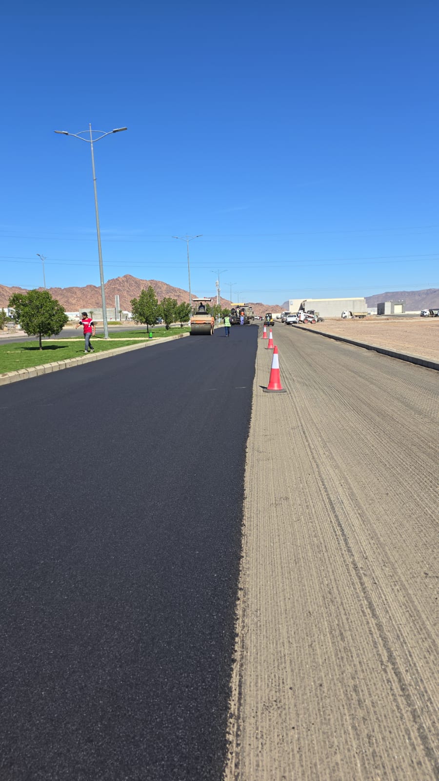 مشاريع إنشاء وتأهيل الطرق والأرصفة والخطوط المرورية العاكسة واللوحات الإرشادية